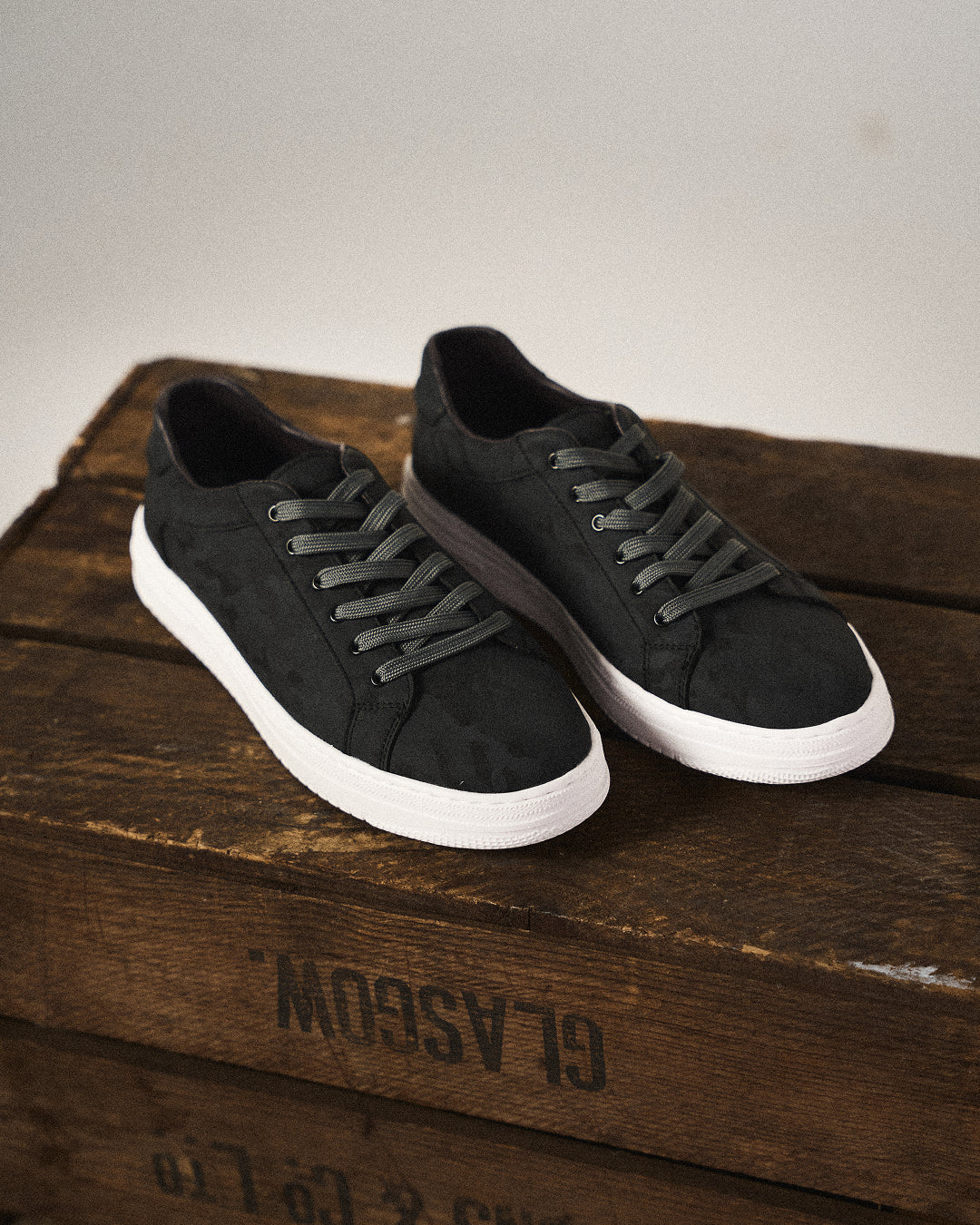 Cassius | Men's Classic Low-Top Sneakers