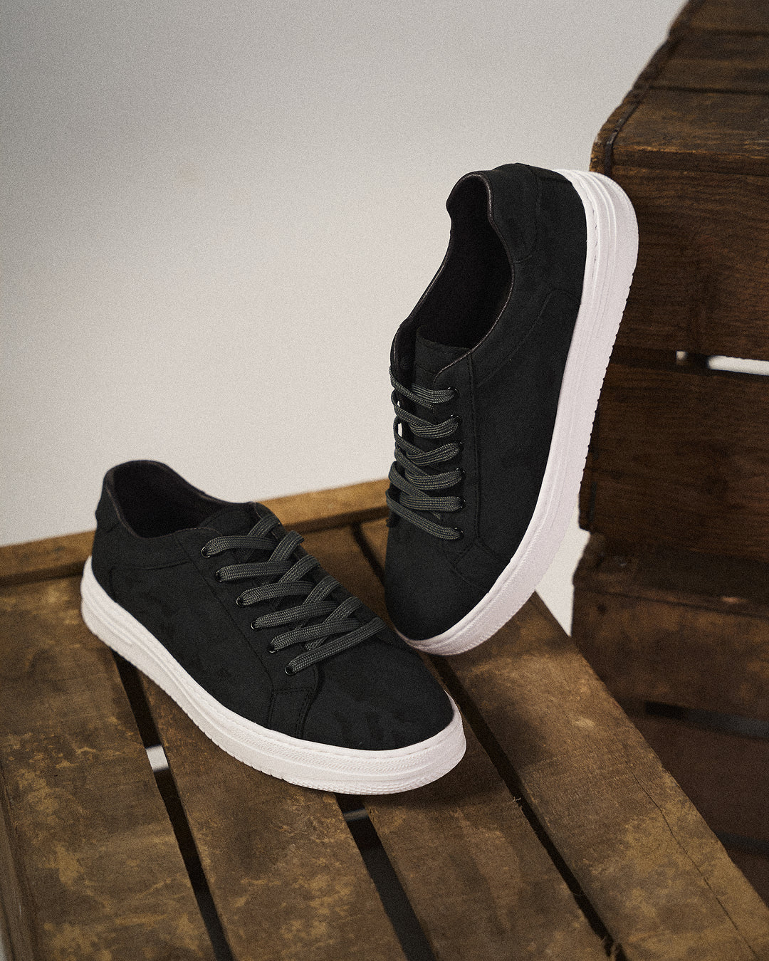 Cassius | Men's Classic Low-Top Sneakers